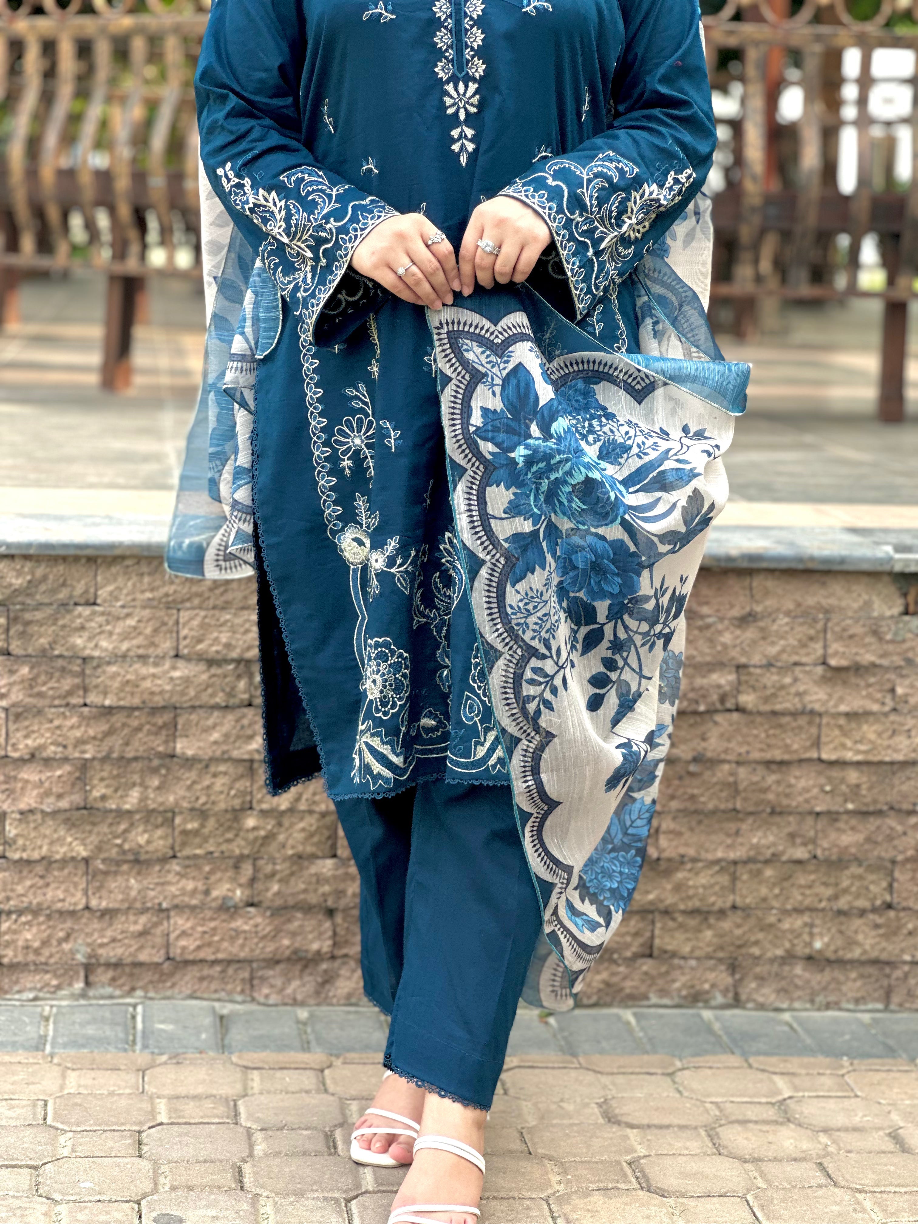 Grace S1002-Embroidered 3pc Lawn dress with Printed Munar Dupatta.