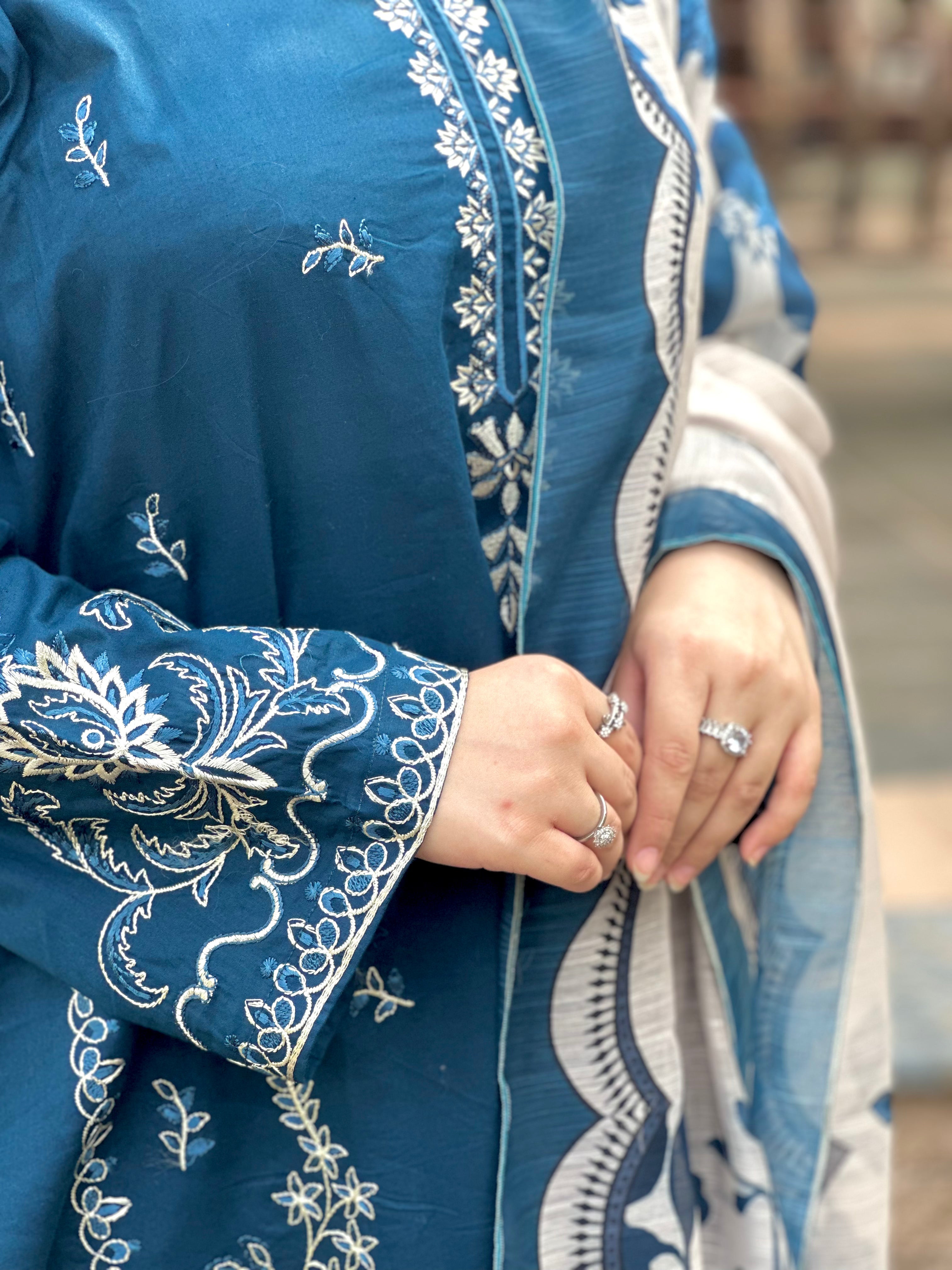 Grace S1002-Embroidered 3pc Lawn dress with Printed Munar Dupatta.